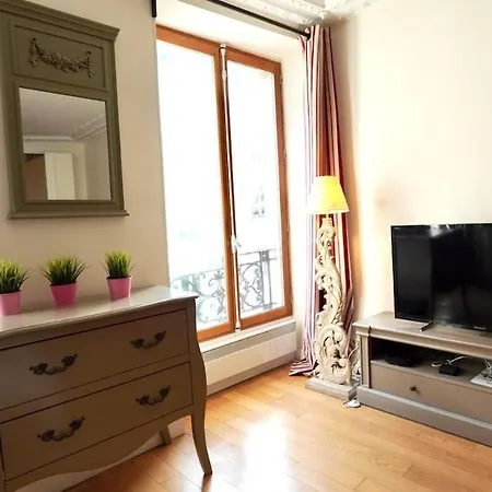 02 Grand Near Montorgueil *