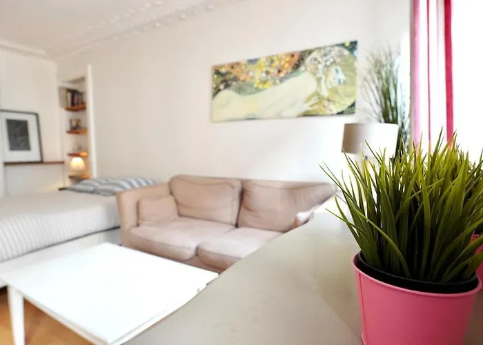 02 Grand Near Montorgueil *