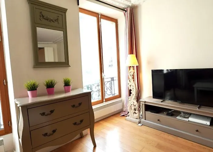 02 Grand Near Montorgueil *